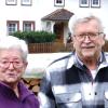 Anita und Norbert Henning wohnen direkt am Dorfplatz in Heiligkreuz.