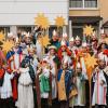 Die Kitzinger Sternsinger mit den Leitern der Aktion.
