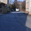 Ab März soll die Wittigostraße für etwa vier Monate gesperrt werden. Die Gemeinde möchte einen durchgängigen Gehweg bauen und die Leitungen im Untergrund erneuern. Die Umleitung für den Schwerlastverkehr legt das Landratsamt fest.