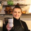 Lilija Kistner (37), Chefin der E61 Espressobar, hat beim Stadtmarketing angestoßen, dass ein gemeinsamer Mehrwegbecher eingeführt wird.