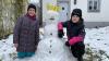 Leonora und Josefine haben nach dem spontanen Wintereinbruch in Iphofen einen Schneemann gebaut.