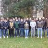 Die Teilnehmer des Lehrgangs mit Lehrgangsleiter Gerhard Baumeister (rechts) und Schulleiter Christof Welzenbach im Garten der Lohrer Forstschule. 