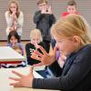 Den richtigen Abstand beim Sitzen zum Tisch kann man ganz einfach selbst feststellen. Von der Nase mit gespreizten Fingern bis zum Tisch.