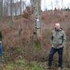 Die Forstleute Maurice Schwarz (links) und Michael Neuner sind zufrieden mit dem Wald, der auf der hinter ihnen zu sehenden Sturmschneise nachwächst. 