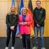 Erinnerungsfoto mit Ministerin: Leana Hidringer, Svenja Schulze und Noah Kolbert.
