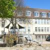 Die Gemeinde lässt eine Machbarkeitsstudie zum Raumbedarf der Ganztagesbetreuung an der Julius-Echter-Grundschule in Bergrheinfeld durchführen. Das Bild zeigt einen Blick in den Pausenhof und dahinter die Mensa im Untergeschoss (rechts).