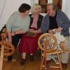 Luise Kluge (links), Gislinde und Theo Forkel, die Initiatoren der beliebten Spinnstube. Luise Kluge (links), Gislinde und Theo Forkel, die Initiatoren der beliebten Spinnstube.