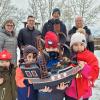 Dieses Schiff ist viel zu klein. Deswegen hätten die Kleinen der Kindertagesstätte in Schondra gern ein großes im Außenbereich zum Spielen und Klettern. Die Idee unterstützen (von links) Projektleiterin Marion Romeis, Marcus Markert vom Johannesverein als Träger, Kita-Leiter Franziskus Gerr und Geldspender Steffen Schneider.