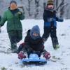 Die Natur ist der schönste Spielplatz: Schlittenfahren, Schneemannbauen, mit Eis und Schnee experimentieren. Die Natur ist der schönste Spielplatz: Schlittenfahren, Schneemannbauen, mit Eis und Schnee experimentieren.