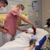 Sie wollen helfen: Jürgen Weigand, Chefarzt der Zentralen Notaufnahme (ZNA) (links) und Stefan Wörrlein (pflegerische Leitung ZNA, rechts) behandeln eine Patientin in der Notaufnahme im Caritas-Krankenhaus Bad Mergentheim. Sie berichten von einer Zunahme von Beleidigungen und Anfeindungen, mit denen sie in ihrem beruflichen Alltag konfrontiert werden.