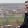 Einer der Lieblingsplätze von Karl-Dieter Fuchs, der heute seinen 70. Geburtstag feiert, ist die Plattform über der Gemeinde Mainstockheim, deren Bürgermeister er seit fast 33 Jahren ist.