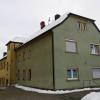 Zurückgestellt hat die Gemeinde Oberpleichfeld eine geplante Sanierungsmaßnahme am Fundament dieses Wohnhauses. Weil das Fundament des Kirchturms (links) wohl bis zur Nähe des Hauses reicht, wird die Maßnahme aufwändiger als gedacht.