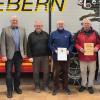 Vereinsvorsitzender Anton Gerstenkorn und 1. Bürgermeister Jürgen Hennemann danken Gerd Prill, Hermann Drummer und Peter Müller für jahrzehntelanges Engagement in der Feuerwehr in Ebern. 1. Kommandant David Pfeufer schließt sich den Glückwünschen mit an.