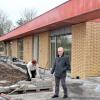 Der Anbau an den bestehenden Kindergarten in Frankenwinheim soll demnächst fertig werden. Bürgermeister Herbert Fröhlich schaut sich regelmäßig auf der Baustelle um.