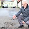 Die Löcher in der Rosenbergstraße in Frankenwinheim sollen bald verschwinden. Bürgermeister Herbert Fröhlich will die Straße sanieren.