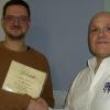 Vorsitzender Uwe Kiesel gratuliert Philipp Schäfer zu seiner 25-jährigen Mitgliedschaft im Verein der Sportangler Bad Kissingen.