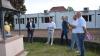 Vor der Bürgerversammlung im Mai in Wiesenfeld konnten sich Bürgerinnen und Bürger über den an den bestehenden Kindergarten angebauten Gebäudetrakt aus sechs Containern informieren. Dieser soll jetzt durch einen Anbau ersetzt werden.