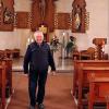 Sein "Reich" seit 60 Jahren: Mesner Edgar Steinmetz in der Kirche St. Anna in Hofstetten.