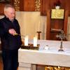 Zu den Aufgaben des Mesners Edgar Steinmetz gehört es, die Gottesdienste vorzubereiten, so auch das Anzünden der Kerzen in der Kirche St. Anna. Zu den Aufgaben des Mesners Edgar Steinmetz gehört es, die Gottesdienste vorzubereiten, so auch das Anzünden der Kerzen in der Kirche St. Anna.