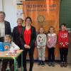 Bild (von links): Georgia Niemeyer (kommissarische Schulleitung), Kurt Krause (Präsident Rotary Club Schweinfurt-Peterstirn), Petra Weingart (Vizepräsidentin Rotary Club Schweinfurt-Peterstirn), Natalia Klein (Lehrkraft Willkommensgruppe), Schülerinnen (Kira Chabanenko, Sofia Kubets, Mykhailo Korchmynskyi sowie vorne: Valeria Kyrchenko), Christina Fast (Lehrerin), Martina Dölling (erweiterte Schulleitung).