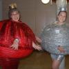 Als Christbaumkugeln traten Carina Lohmann (links) und Carolin Gambichler aus Kirchschönbach auf. Als Christbaumkugeln traten Carina Lohmann (links) und Carolin Gambichler aus Kirchschönbach auf.