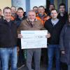 Heinrich Hackenberg vom Verein zur Hilfe für Kinder der Dritten Welt freute sich über den Scheck von Bauhofleiter Walter Zeißner, umrahmt vom Bergrheinfelder Bauhofteam.