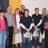 Bürgermeister Jürgen Hennemann (rechts) mit der Theatergruppe Fischbach-Höchstädten und dem dienstältesten Laienspieler Heinrich Deringer (Zweiter von rechts), sowie Zweitem Bürgermeister Harald Pascher (links).