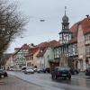 In der Marktstraße in Ostheim sind Parkflächen bei Anwohnern und Kunden begehrt. Über die Zahl von Stellplätzen, die  bei Bauvorhaben ausgewiesen werden müssen, hat die Stadt nun eine Satzung erlassen.