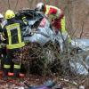 Um die Leiche des Autofahrers bergen zu können, mussten die Feuerwehrleute das Fahrzeug zunächst vom Baum lösen und danach in Einzelteile zerlegen.