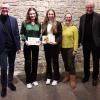Das Foto zeigt Organisator Martin Redweik, die Referentinnen Hannah Steinhauer und Lucy Ebert, Seminarleiterin Elke Schliermann-Kraus und Schulleiter Bernhard Seißinger.