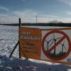 Die Gegner eines Windparks im Roßbacher Forst machen erneut mobil, hier mit einem Aufsteller am Ortsrand von Roßbach, im Hintergrund das mutmaßlich betroffene riesige Waldstück.