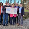 Spendenübergabe im Schlosspark an Gerlinde Martin durch die Organisatoren Martin Redweik (Zweiter von links) und Helmut Kneißl (rechts) sowie die Mitglieder der Schulleitung am FLSH Petra Sokol-Pemöller (links), Lars Ziegler (Dritter von links) und Bernhard Seißinger.