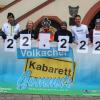 Der Einsatz von 250 Helferinnen und Helfern beim Kabarett Sommer hat sich gelohnt. Die Organisatoren Volker Heißmann (links) und Marco Maiberger (rechts) entlohnten (von links) Helmut Unger, Steffen Winkelmann, Edith Marquart, Sebastian Kreuzer, Manuel Fröhlich, Felix Engert, Stefanie Freibott und Lisa Weimann.