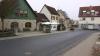 Etwa in der Mitte zwischen der Kreuzung mit der Hauptstraße und der Einmündung des Thüngener Weges wird bei der Sanierung der Kreisstraße in Retzbach eine Querungsstelle für Fußgänger optisch sowie mit taktilen Bodenplatten hervorgehoben. Ein Zebrastreifen ist bislang nicht geplant. 