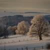 Herrlichstes Winterwetter in der Rhön mit einem wunderschönen Blick auf die Wasserkuppe. Der Parkplatz Schwedenwall bietet hier eine gute Aussicht.