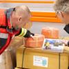 Neben Jodtabletten, Schlafsäcken und vielem mehr sind auch Notdächer im Kreisfeuerwehrzentrum gelagert. Kreisbrat Michael Reitzenstein (rechts) erklärt Landrat Thomas Eberth die Funktionsweise der provisorischen Abdeckungen, die beispielsweise bei Sturmeinsätzen zum Einsatz kommen.