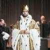 Szene aus der Mozart-Oper "La Clemenza di Tito" in der Blauen Halle: Roberto Ortiz singt und spielt die Titelrolle. Szene aus der Mozart-Oper "La Clemenza di Tito" in der Blauen Halle: Roberto Ortiz singt und spielt die Titelrolle.