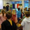 Am Jahrestag der deutsch-französischen Freundschaft durften die Schüler der Naturpark-Spessart-Grundschule in Partenstein das Land Frankreich ein wenig kennenlernen. Marie-Pierre Michault-Katzameyer, die gebürtig Französin ist, brachte den Kindern auf spielerische Art und Weise die französische Sprache und Lebensart, sowie die Geschichte der deutsch-französischen Freundschaft näher. Die Schüler stellten fest, dass sie bereits mehrere französische Wörter sprechen und verstehen können. Natürlich durfte auch die französische Küche nicht fehlen. Abgerundet wurde der Projekttag von leckeren Crêpes, die vom französischen Partnerschaftsverein gebacken wurden.