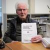 Der ehemalige Unternehmer Eberhard Kindermann stellte sein Buch über die Geschichte der Firma Kindermann vor. Links eine Petroleumlampe für Dunkelkammern aus den Anfangstagen des Unternehmens.