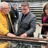 Glasermeister Herbert Schenk (von links) erklärte Landrat Christoph Schauder und Boxbergs Bürgermeisterin Heidrun Beck die Produktionsabläufe im Werk.