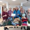 Strickkreis Rottendorf und Michael Lindner-Jung bei der Übergabe der Stricksachen