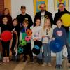 Einen Spendenlauf organisierten die Schülerinnen und Schüler der Grundschule Ebelsbach. Die Hälfte der Spendensumme ging an Unicef. Die andere Hälfte sorgte für einen Grundstock an neuen Spielgeräten für die Pause (hintere Reihe von rechts):  die Schulleitung mit Kerstin Fischer, Rektor Christian Terwart und Oliver Männer sowie die Elternbeiräte Pierre Rocho und Nicole Geuß (Elternbeiratsvorsitzende) sowie fleißige Läuferinnen und Läufer.