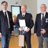 Der Lohrer Polizeihauptmeister Marcel Hluchany (Mitte) wurde 2021 zum beherzten Lebensretter. Dafür zeichneten ihn Sebastian Schlereth (links), stellvertretender Vorsitzender der Wasserwacht Bayern, und Thomas Engel, Vorsitzender Wasserwacht Bezirk Unterfranken, mit Urkunde und Rettungsmedaille am Bande der Wasserwacht aus.