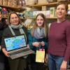 Leonie Zier (Zweite von links) hat gewonnen. Glückwünsche gab es von Heike-Paul Scheuring, Margot Weigand und Simone Straßner vom Welt-Laden.