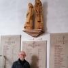 Gerwin Kellermann wertete die Namenstafeln in der Kirche Oberbach mit zwei Skulpturen auf.