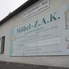 Der Gebrauchtmöbelmarkt, Möbel Z.A.K., in Hofheim. Dem Projekt der Abfallwirtschaft fehlt Personal. Deswegen ist der Möbelmarkt bereits seit Mitte Oktober 2022 geschlossen.