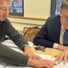 Bürgermeister Frank Menikheim (von links) und Landrat Christoph Schauder im Gespräch: Der Bürgermeister schilderte dem Landrat die Entwicklung von Igersheim in den vergangenen Jahren.