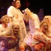 Bissig und prachtvoll: Eine Zombie-Infektion sorgte für akutes Zahnfleischbluten, beim grandiosen Showtanz.