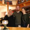 Conny Vierling, Schwiegersohn Jason McKinney und Tochter Saskia Vierling schmeißen das "Mainstübchen" in der Obertorstraße in Gemünden.
