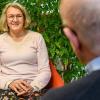 Pastoralreferentin Gudrun Heid (links) und Bertram Söller (rechts) zeigen, wie eine typische Situation im Gesprächsladen Würzburg aussieht.